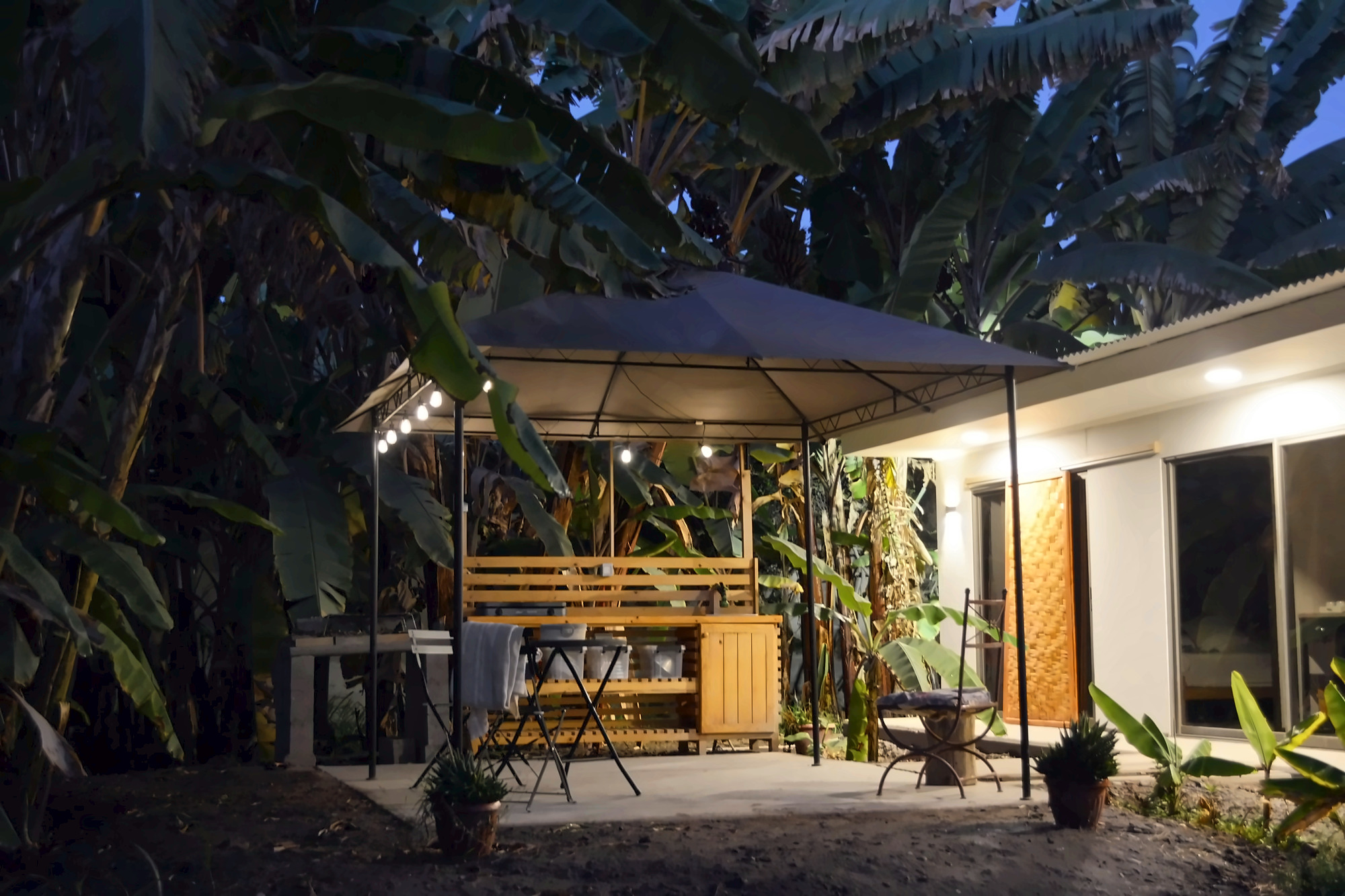 Gazebo iluminado de noche junto a la fachada
