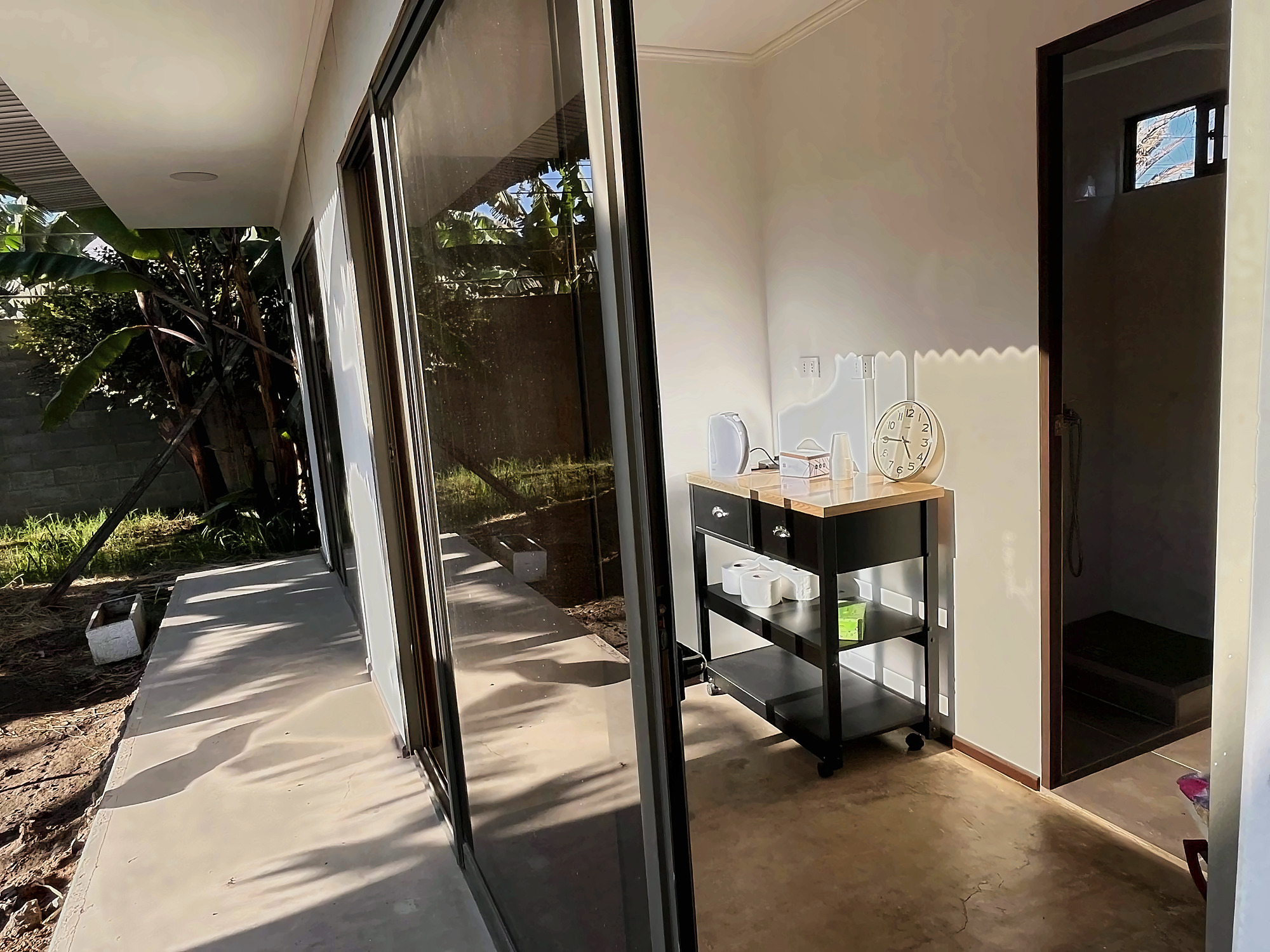 Rincón con hervidor eléctrico y acceso al baño